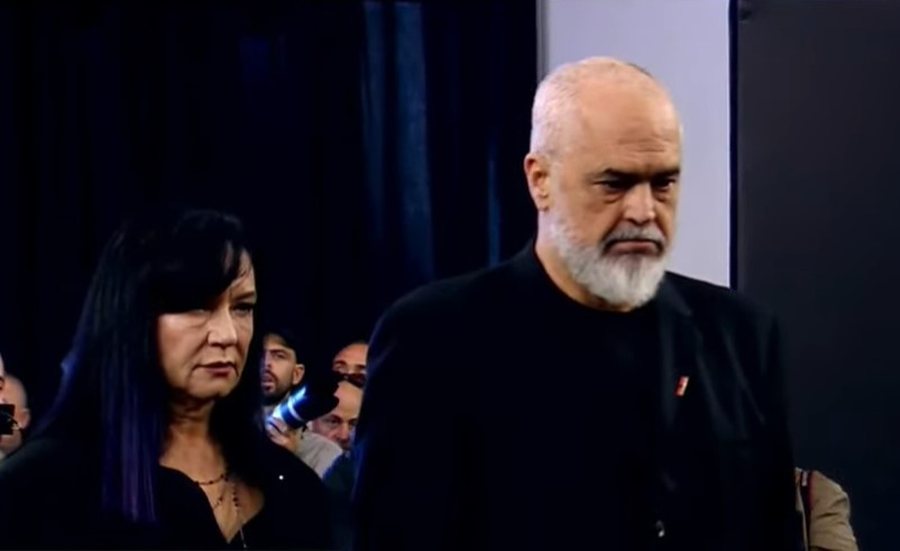 I shoqëruar nga bashkëshortja, kryeministri Rama i bashkohet homazheve