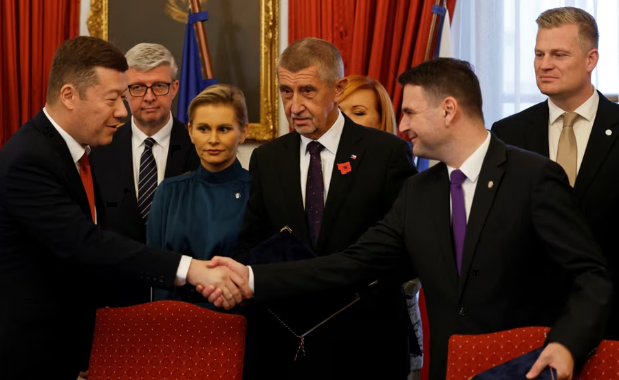 Populisti çek Babish nënshkruan marrëveshje koalicioni me parti