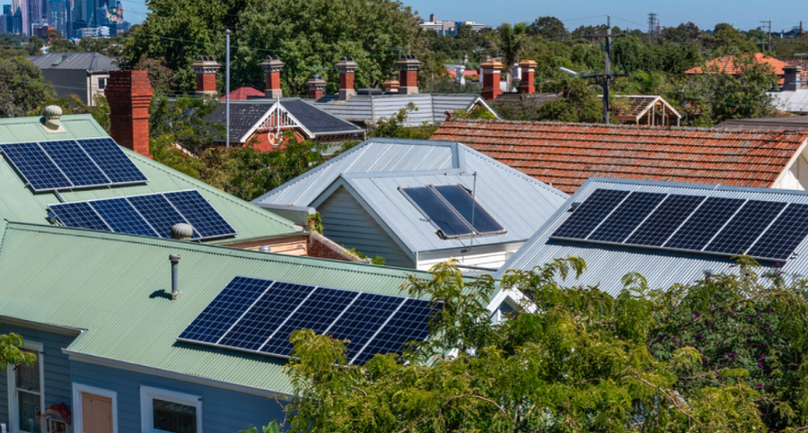 Tre orë energji diellore falas në ditë për miliona