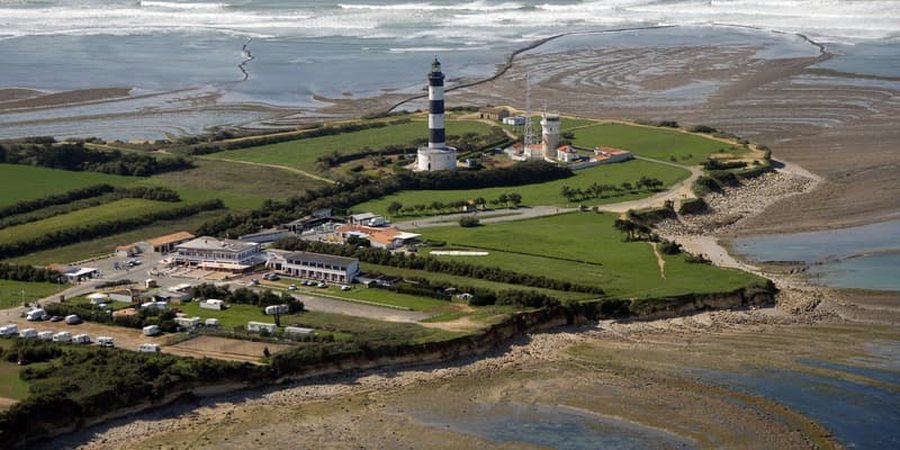 Përplasi njerëzit me makinë, arrestohet. Bërtiti