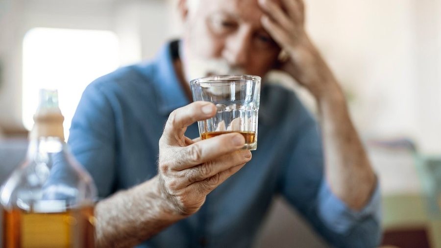 Studimi zbulon se personat që pinë shumë alkool rrezikohen nga