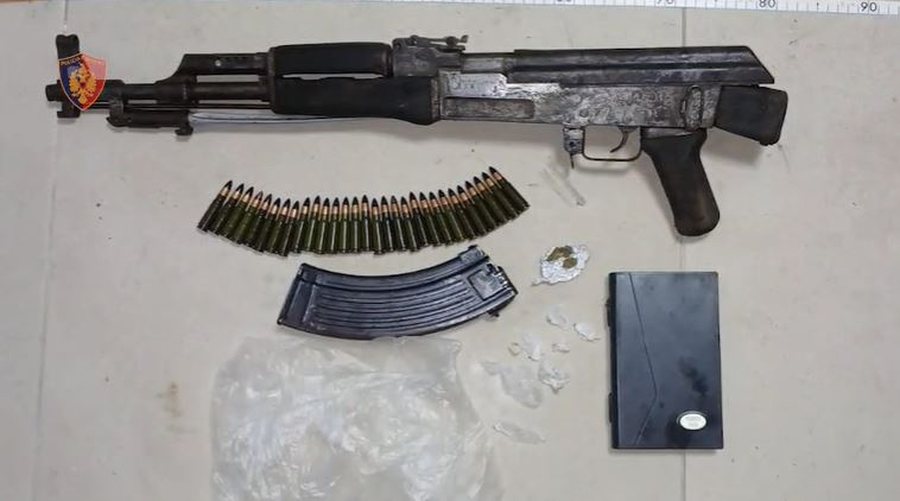 Armë, municion dhe lëndë narkotike, në pranga dy personave