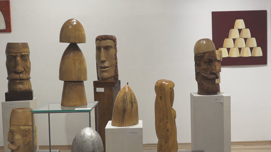 Plisi në histori, Eduard Karaj ekspozon trashëgiminë edhe në