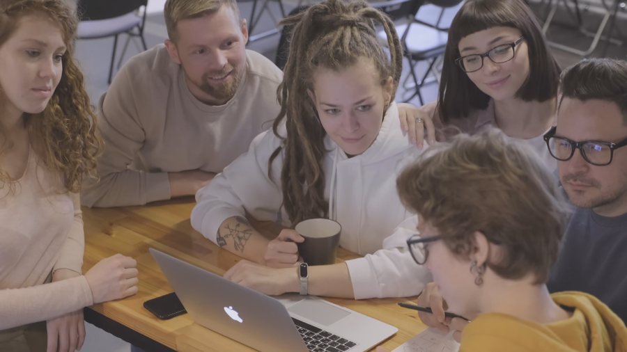 Shumë të ftuar, panele të diversifikuara, panairi