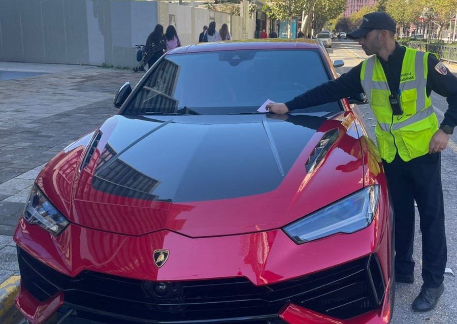 Bllokuan korsinë e emergjencës, policia heq me karroatrec makinat, nuk