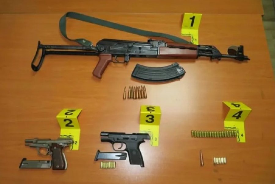 Kapen armë e municione, dy të ndaluar në Vushtrri