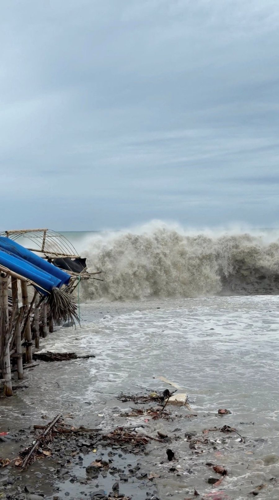 Supertajfuni godet Filipinet, gati 1 milion të evakuuar