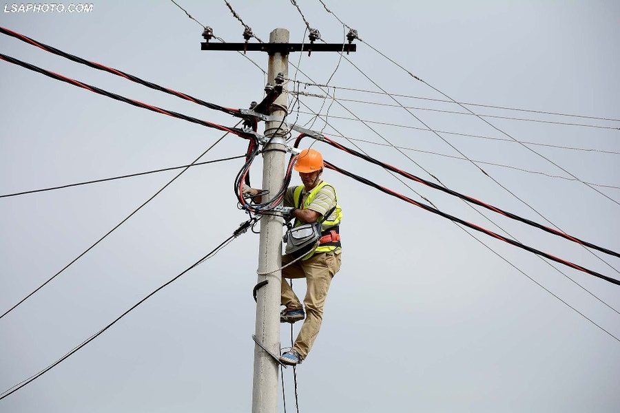 Ra në kontakt me rrymën elektrike, humb jetën punonjësi i