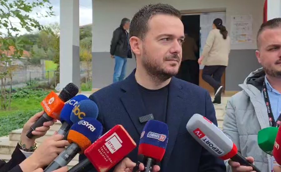 Voton ministri Andis Salla në Cërrik: Të votojmë masivisht