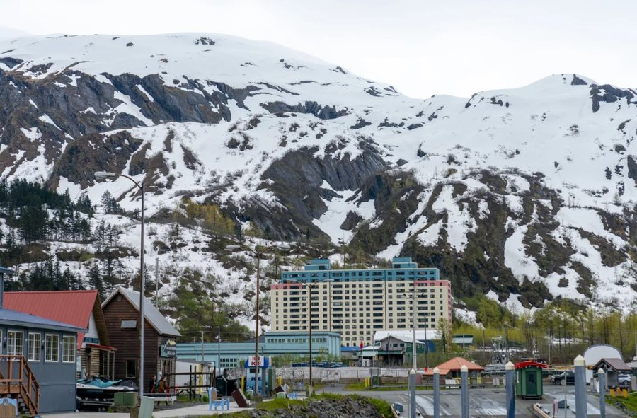 “Qyteti” unik ku e gjithë jeta zhvillohet nën një