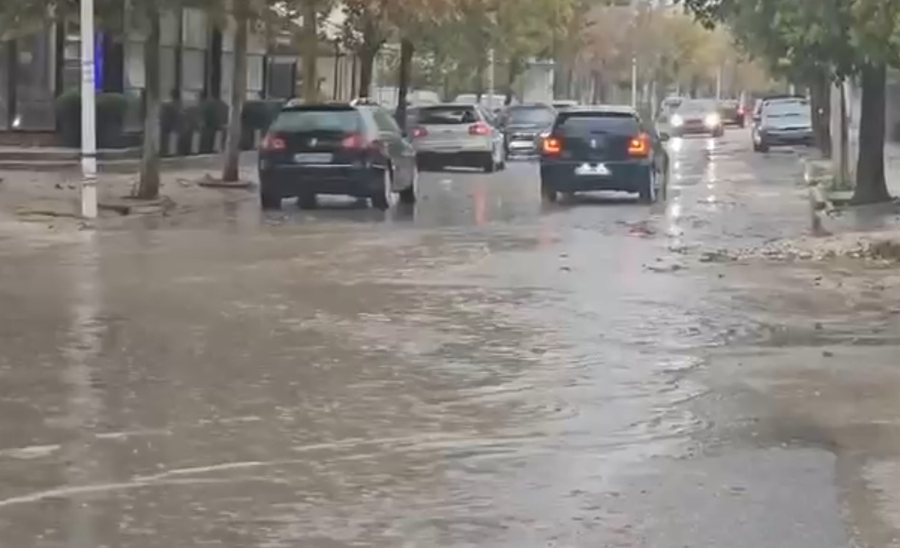 Shiu me intensitet të lartë krijon probleme në Vlorë