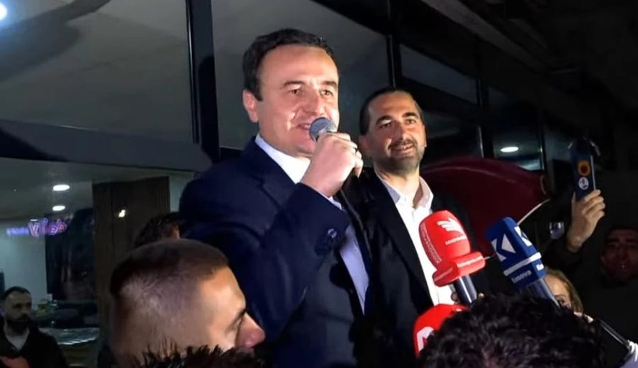 Kurti feston fitoren e Vetëvendosjes në Fushë Kosovë: Kemi