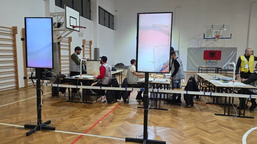 Numërohen 167 nga 231 qendra votimi në Vlorë, Mersini e PS