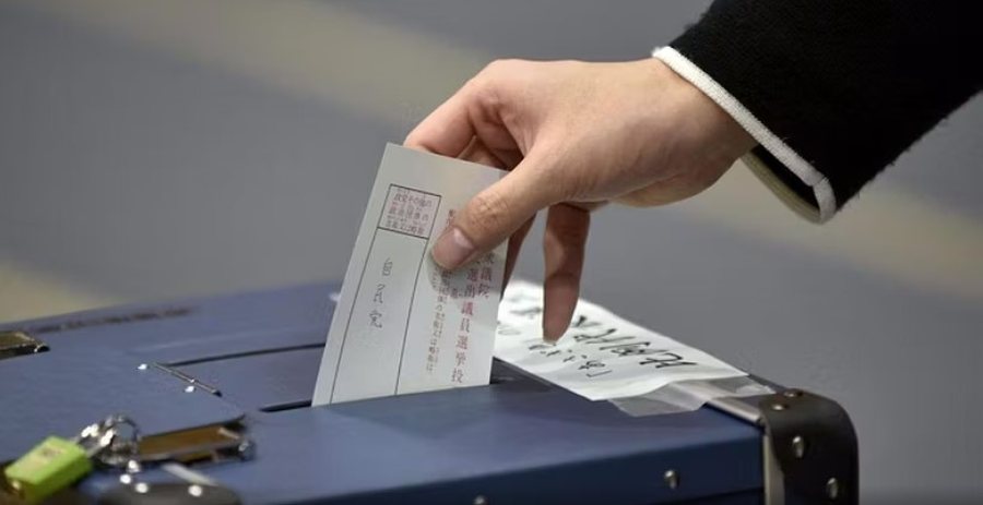 Dy kandidatët marrin vota të barabarta, shorti vendos kush do