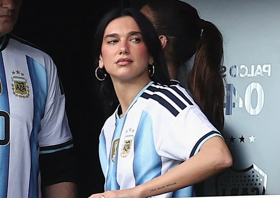 Dua Lipa ndjek “Superklasikon” e famshme argjentinase në
