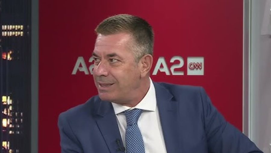 Flluska hipokrite e politikës, humnera e saj me shoqërinë