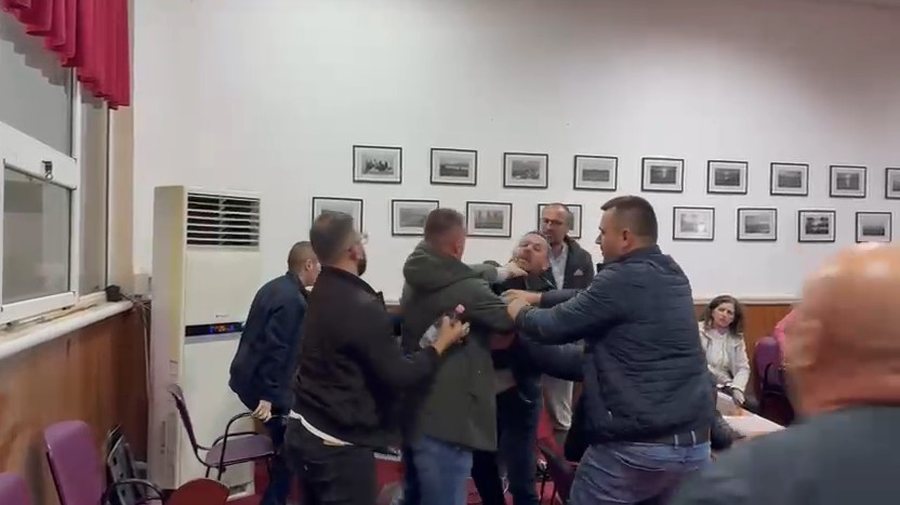 Plas grushti në mbledhjen e Këshillit Bashkiak në Pogradec
