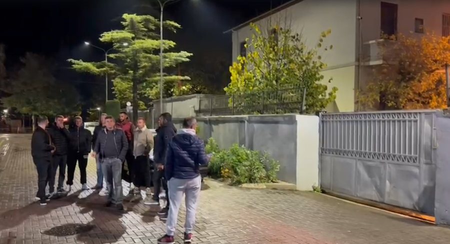 Arrestimi i Kevi Muçllarit, banorët protestë para komisariatit