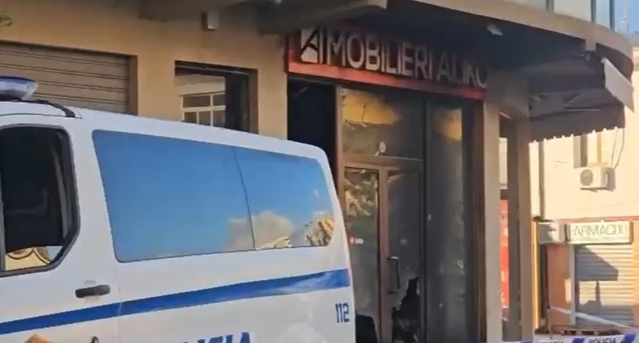 Zjarri shkrumbon mobilierinë në Vlorë