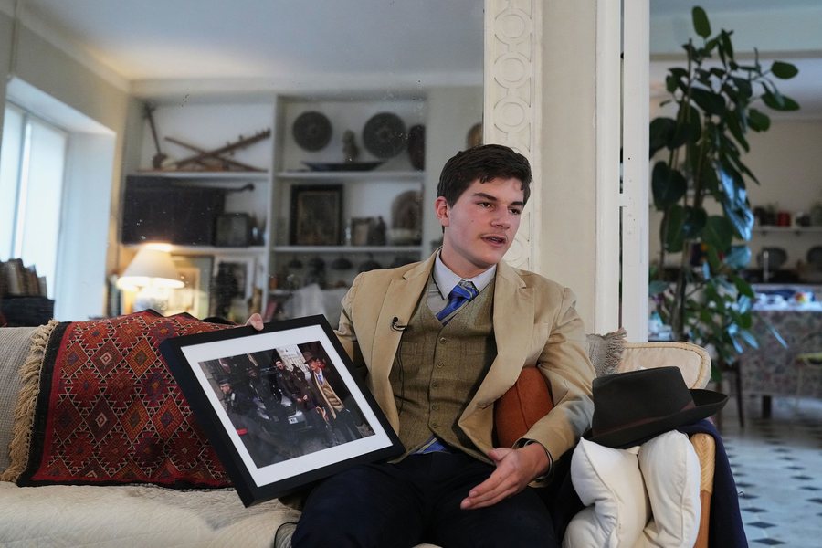 Kush është “djali me kapele” i Luvrit? Adoleshenti elegant