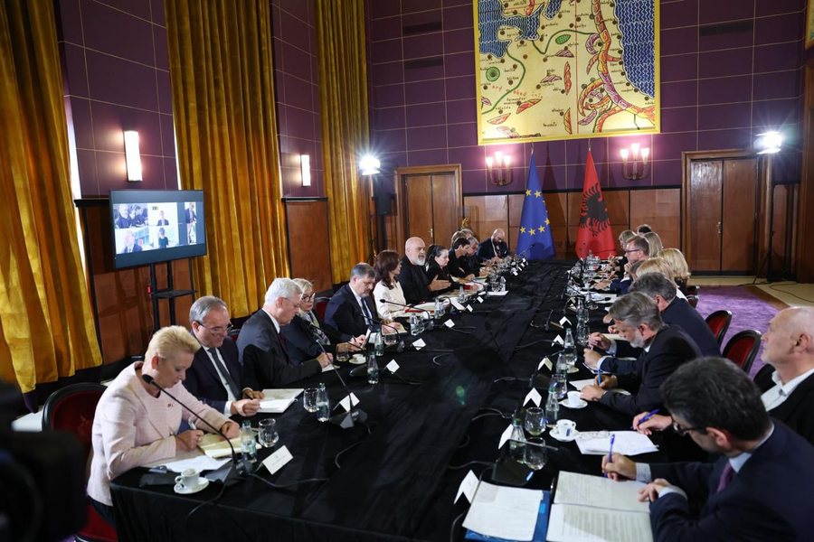 Ambasadorët e vendeve të BE dy orë në Kryeministri, ja