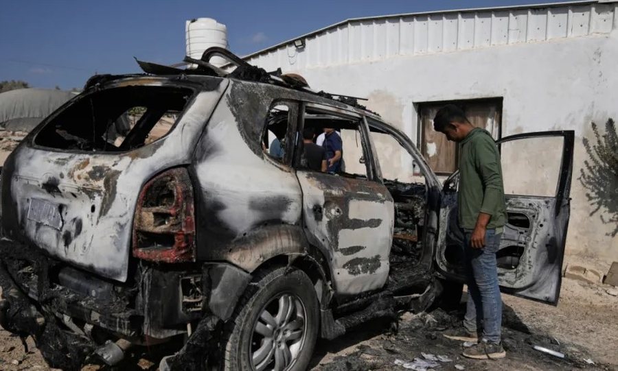 Kolonët izraelitë djegin xhaminë në Cisjordani