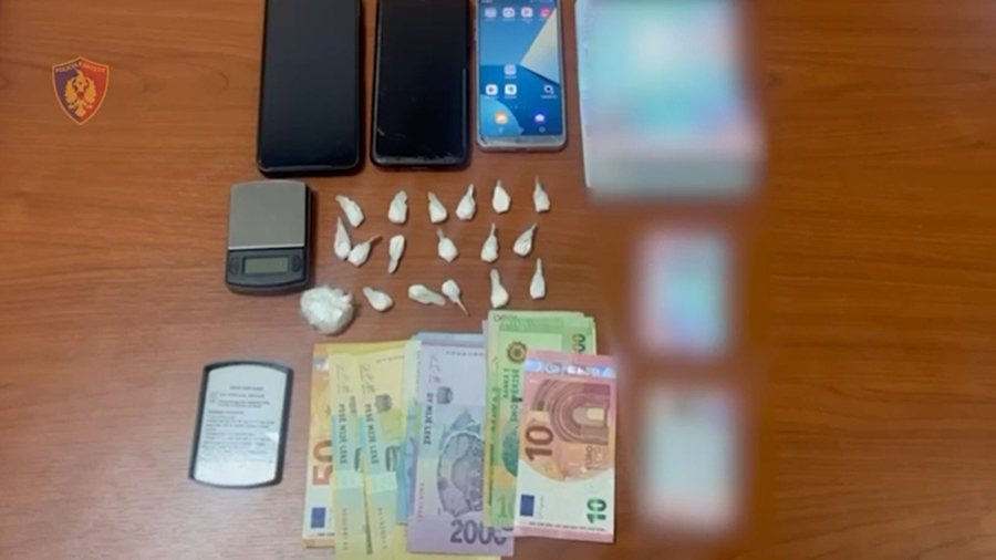 Arrestohen dy persona nga Elbasani në Himarë, shpërndanin