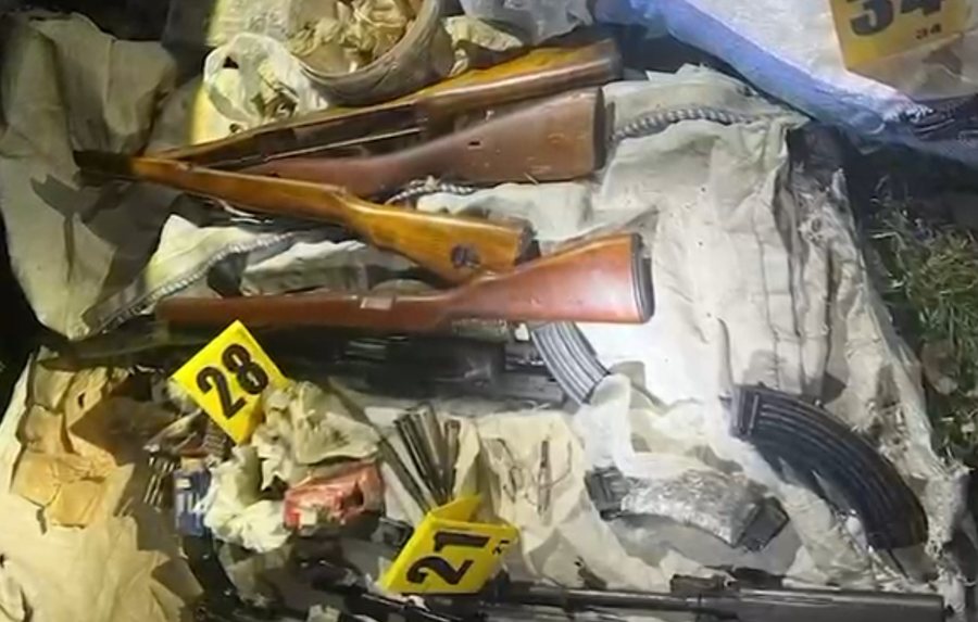 Operacioni pas atentatit në Rinas, zbulohet arsenal armës, në