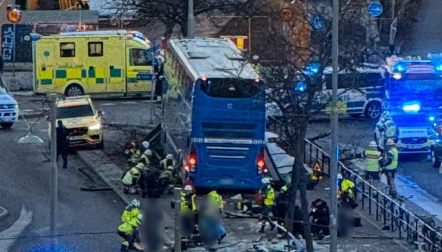 Alarm në Stokholm, autobusi përplaset me stacionin e autobusëve,