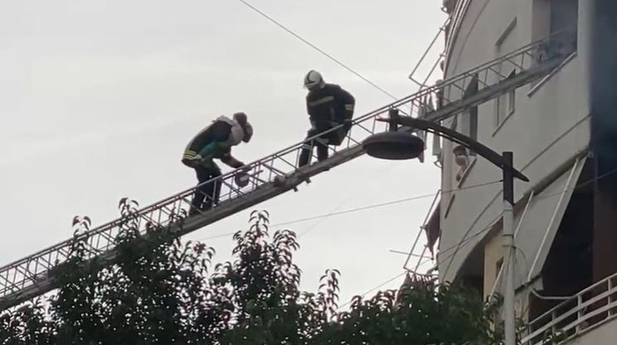 VIDEO/ Zjarr në një pallat në Astir, shpëtohen dy