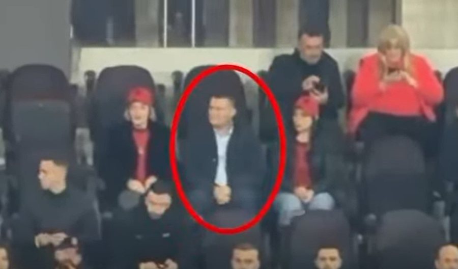 Altin Dumani ‘kapet mat’ në Air Albania, tifo për