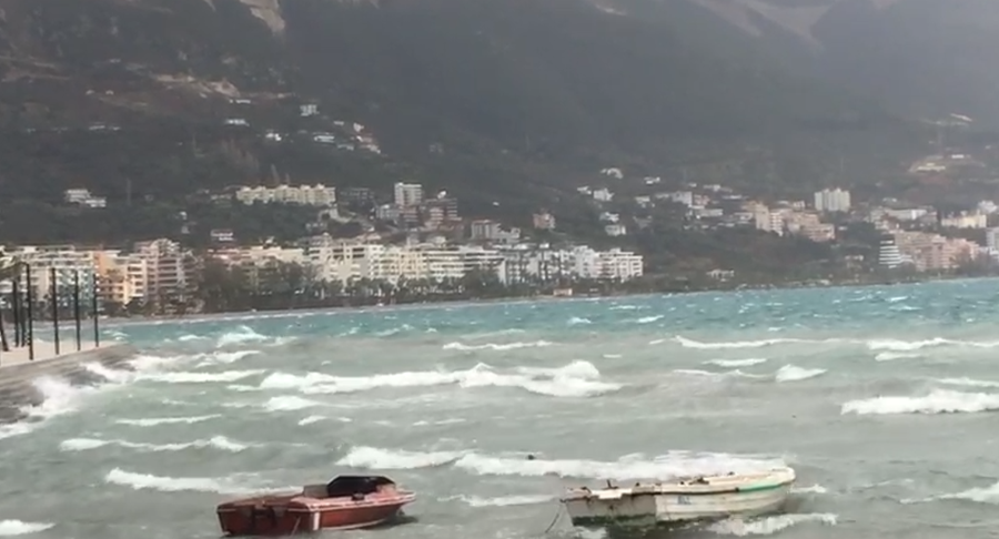 Moti i keq, Autoriteti Portual Vlorë ndalon lundrimin për mjetet e