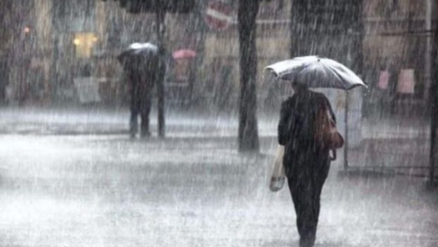 Ministria e Mbrojtjes paralajmëron për reshje intensive shiu dhe