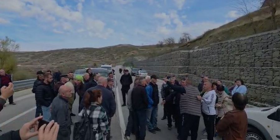 Banorët e fshatit Kalivaç bllokojnë aksin e ri