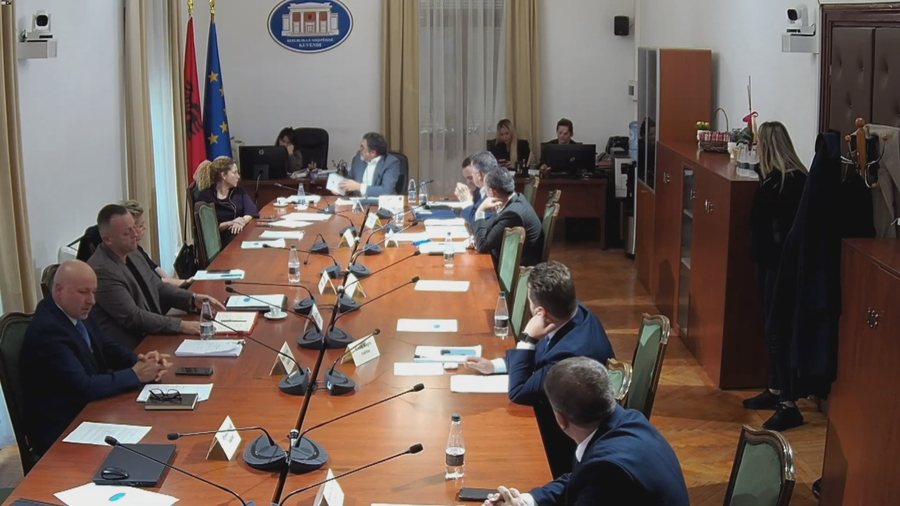 Përplasje në Komision, kërkohet përjashtimi i Flamur