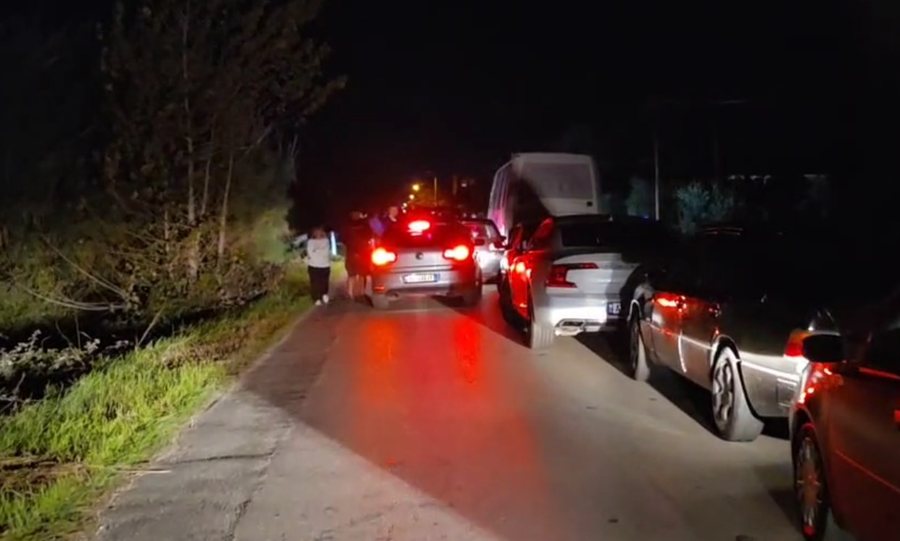 Aksident me pasojë një të plagosur në Fier, makina