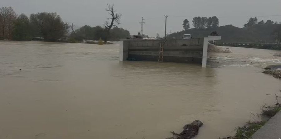 Rrugë të bllokuara dhe probleme me energjinë në disa fshatra