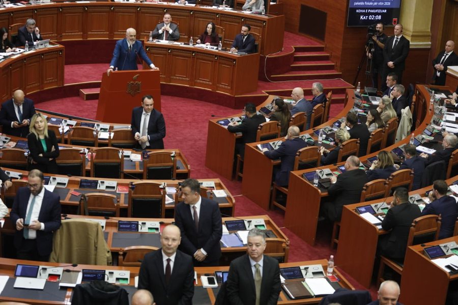 Rama prezanton buxhetin, opozita i kthen kurrizin