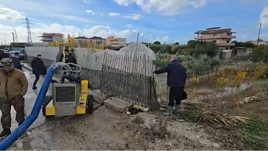 Novosela nën ujë, ushtria nis largimin e ujit dhe evakuimin e