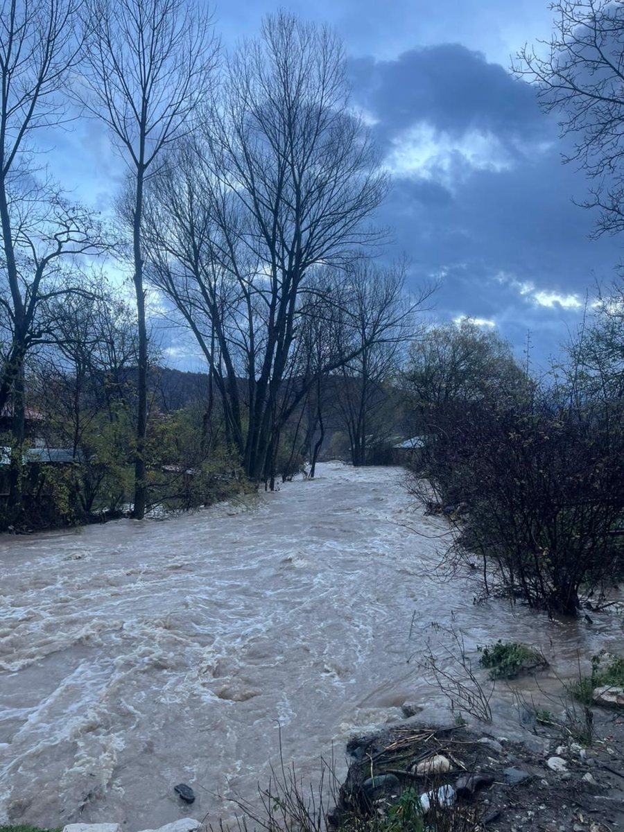 “Na janë mbushur dhomat me ujë”, përmbyten