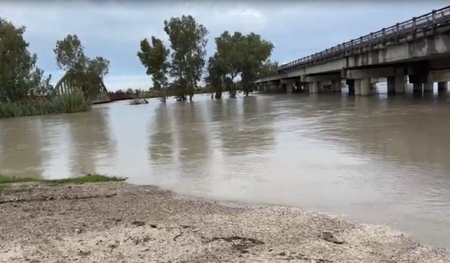 Vjosa vijon të mbetet në kuotë maksimale, përmbyten 10