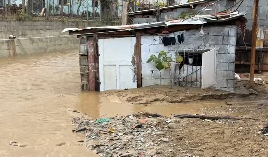 Shemben pjesërisht 2 banesa në fshatin Rëmenj të Pogradecit,