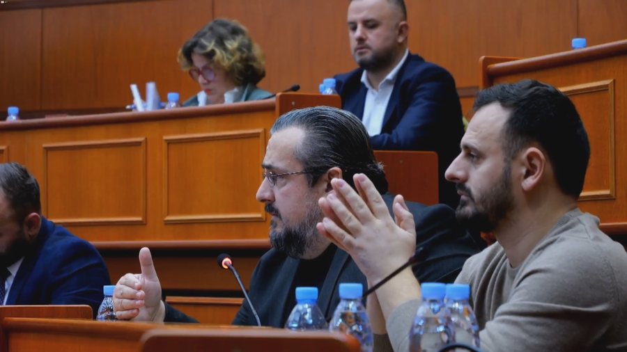 Përplasje PD-PS në këshill: E nxorët Veliajn nga dera, e