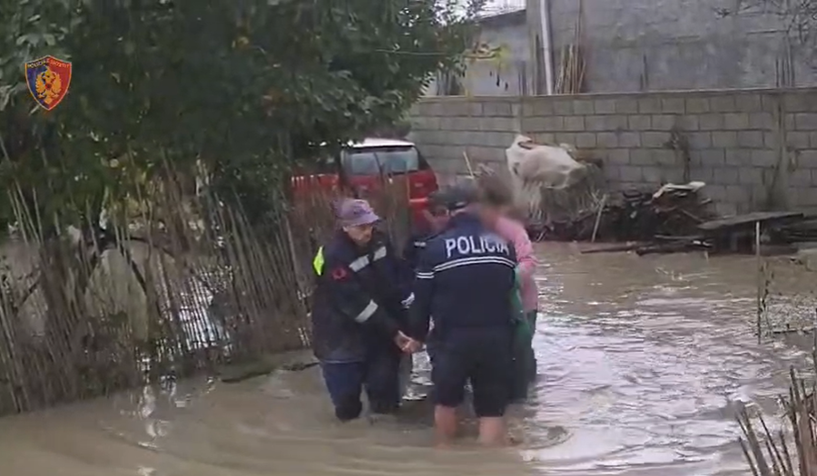 Moti i keq, Policia evakuon 5 shtetas në Berat, mes tyre një