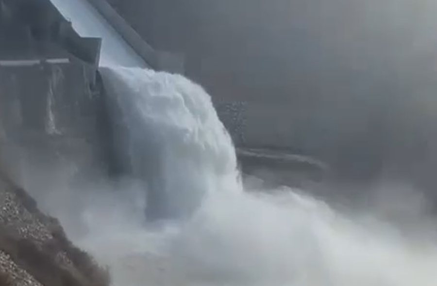 Rritja e prurjeve në Devoll: HEC-i i Moglicës hap portën e