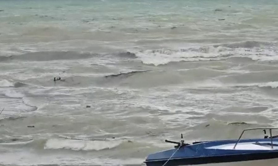 Uji i detit merr ngjyrë kafe, mbeturinat pushtojnë bregdetin e