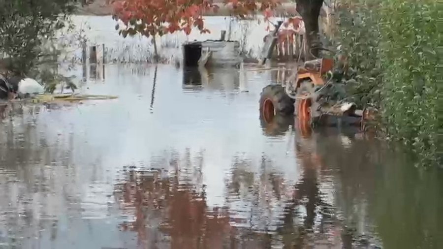 Përmbyten disa qarqe, reshjet i marrin jetën një personi në