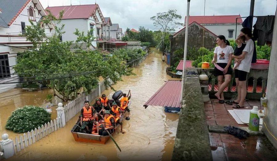 Vietnami i shkatërruar nga përmbytjet, mbi 90 viktima