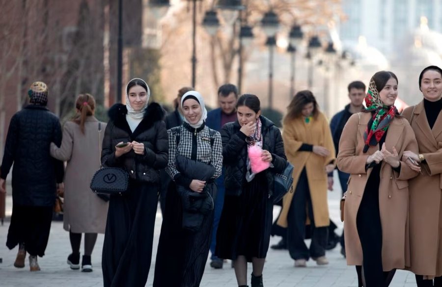 Kufizimet e reja për veshjen synojnë kontrollin ndaj grave në