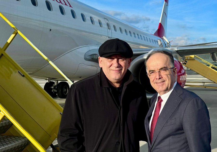 Ambasadori në Austri takon presidentin te shkallët e avionit: